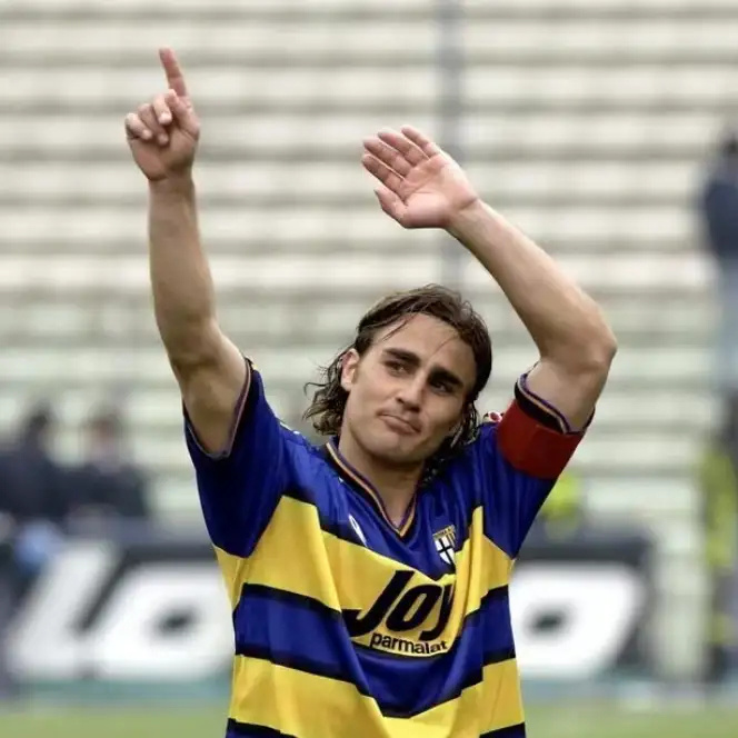 由于年轻, 王马拉多纳, 缺乏自信 由于年轻, 王马拉多纳, 缺乏自信