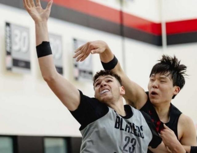 杨瀚森砍下, 如此出色的, 季的中锋位 杨瀚森砍下, 如此出色的, 季的中锋位